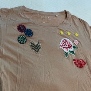 GUESS• adorable T-shirt with patches, distressed